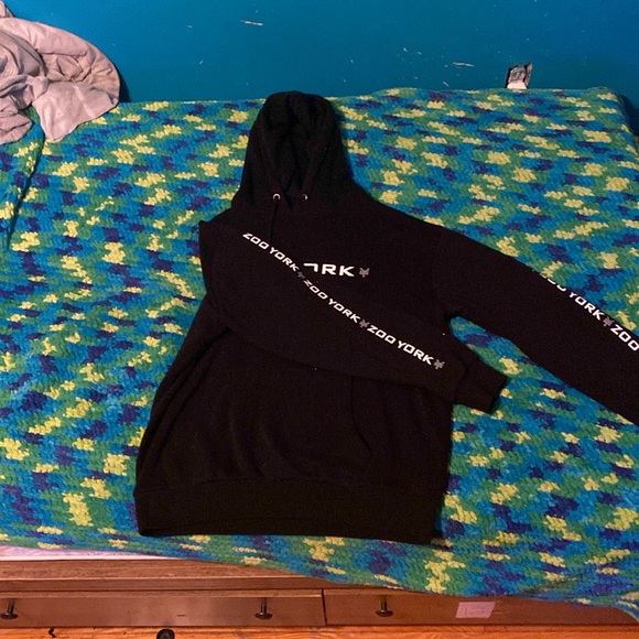 It’s a black coats from zoo York size M good quality - Picture 2 of 3
